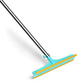 Brosse anti-poils Klinpaw Xtra à manche long sur un tapis